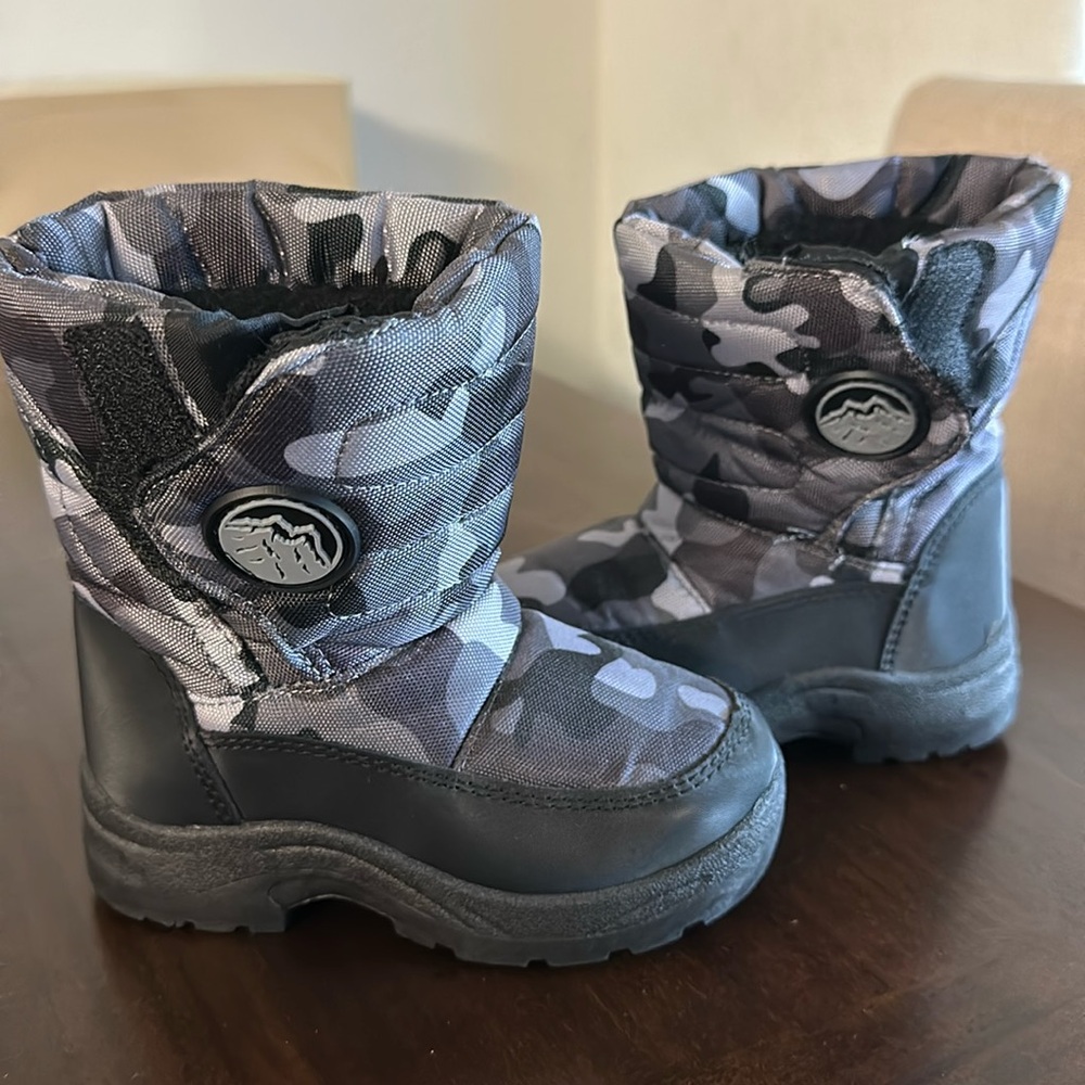 Snow boots, only wore 1 time, doesn’t fit my son anymore